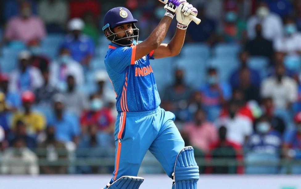 मीरपुर में 213/3 “मज़बूत स्थिति” नहीं, सिर्फ़ आधार है — और पहले दिन की सबसे बड़ी खबर स्ट्रेचर पर थी